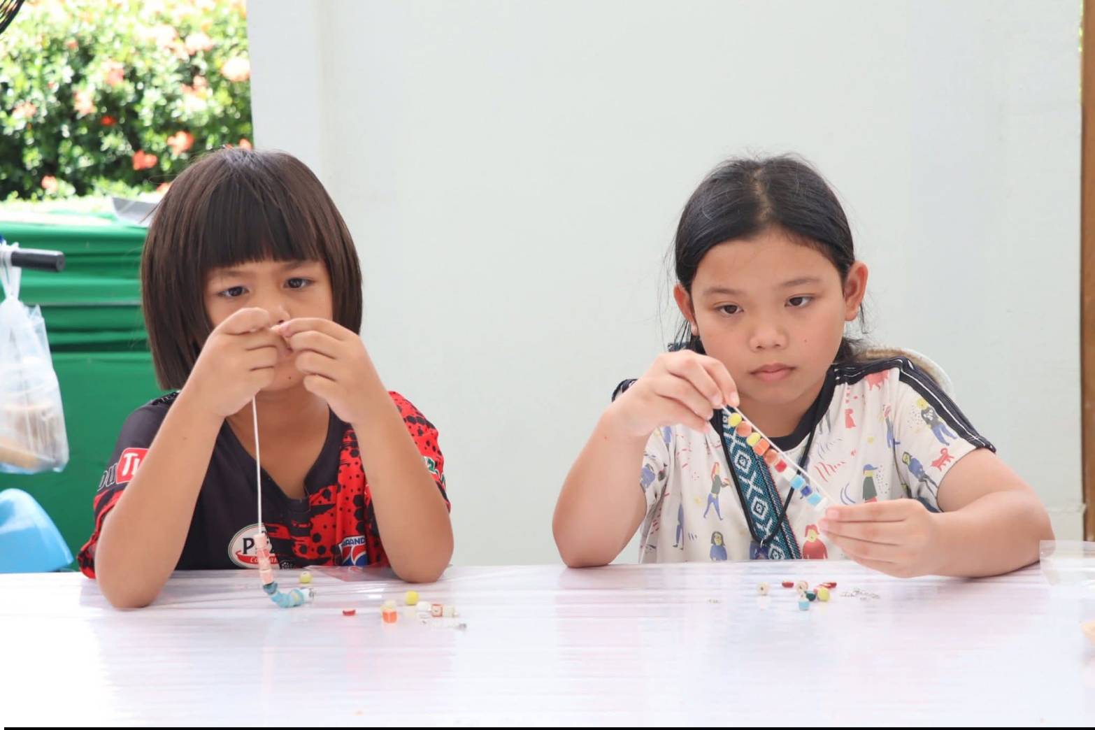 title - รัฐมนตรีว่าการกระทรวงเกษตรและสหกรณ์ พร้อมด้วยคณะผู้บริหาร ส.ป.ก. เข้าเยี่ยมชมโซนกิจกรรมฝึกอาชีพ Workshop งานศิลปหัตถกรรม (ศพส.) กิจกรรมจัดขึ้นภายใต้งาน วันคล้ายวันสถาปนาครบรอบ 51 ปี ส.ป.ก. ณ สำนักงานการปฏิรูปที่ดินเพื่อเกษตรกรรม